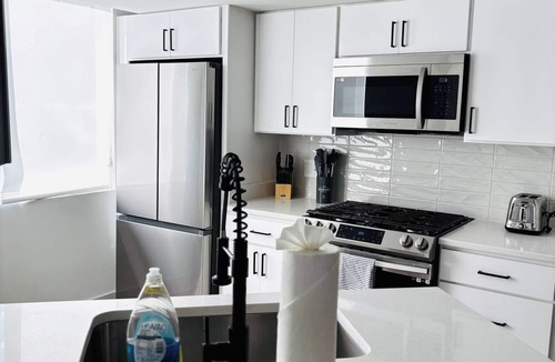 Crystal City Apartment | Modern Arlington 2BR + 2BA Gem , Metro Hub, 7 minutes to DCA