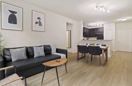 Arlington Apartment | Modern Arlington Apt | Pool Gym | Prime Location