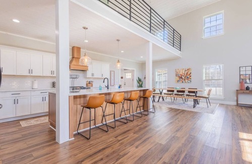 Clay City House | Modern Barndo, Hot Tub, Sauna, Fire Pit, 20 min RRG, Rec Room, Pickleball