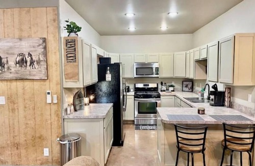 Elizabethtown House | Modern Barndomanium on beautiful farm! 4 R -2.5 B