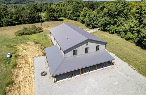 Elizabethtown House | Modern Barndomanium on beautiful farm! 4 R -2.5 B