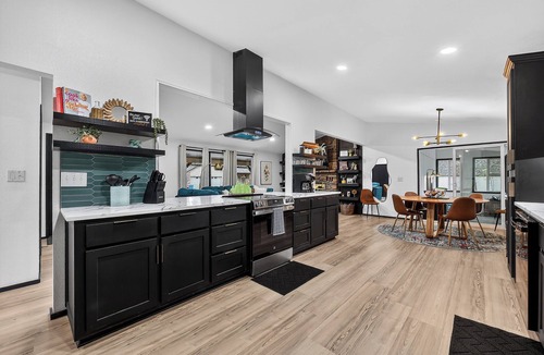 Bella Vista House | Modern Bella Vista Retreat- Game Room, Fire Pit, Pet Friendly - Sleeps 10