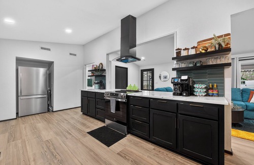 Bella Vista House | Modern Bella Vista Retreat- Game Room, Fire Pit, Pet Friendly - Sleeps 10