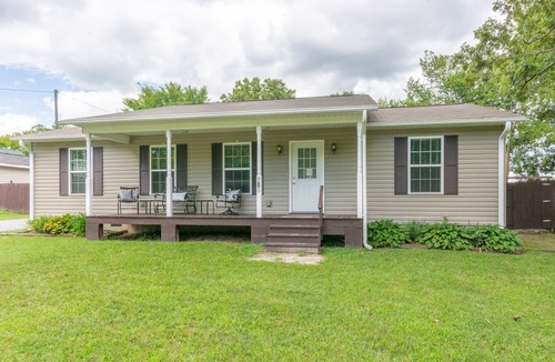 Thomasville House | Modern build w/grill and front porch | 12 mi. to HPU | Pack n' Play