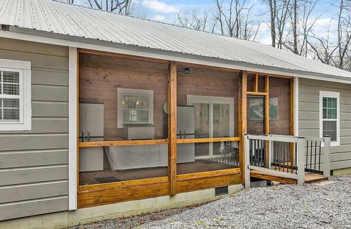 Maryville Cabin | Modern cabin 4 min from Smoky Mountains, Lake in the Sky access 3 BR 2 bath