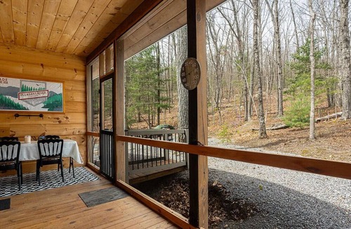 Maryville Cabin | Modern cabin 4 min from Smoky Mountains, Lake in the Sky access 3 BR 2 bath