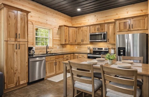 Hanover House | Modern cabin very close to scenic riverfront walks