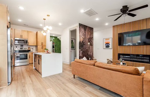 Arrowood House | Modern Cabin Vibes – 10 Min to Uptown + Airport