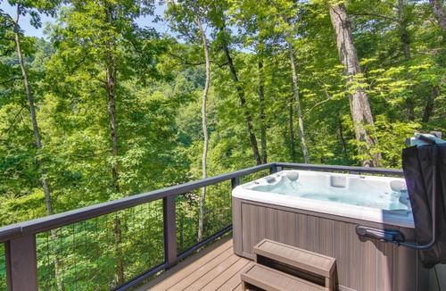 Fairview House | Modern Cabin w/Hot Tub & Fire Pit in Fairview!