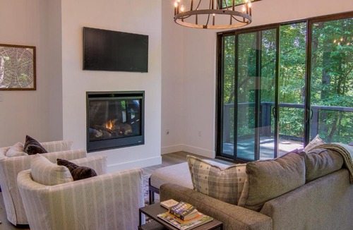 Fairview House | Modern Cabin w/Hot Tub & Fire Pit in Fairview!