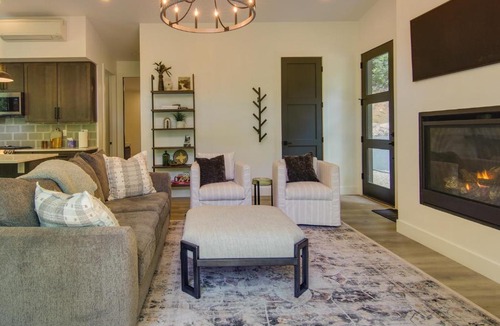 Fairview House | Modern Cabin w/Hot Tub & Fire Pit in Fairview!