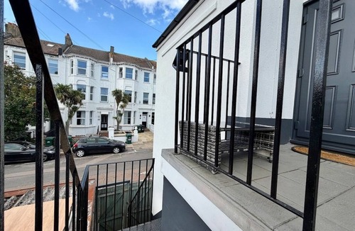 Brighton City Centre Apartment | Modern Central 2BR Sleeps 6 Walk to Station