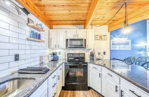Sunplace House | Modern Charming 3BR Condo - LAKE VIEW - McHenry