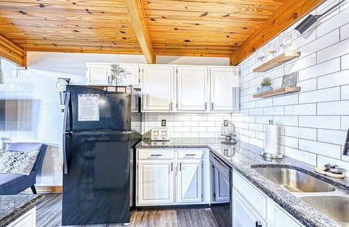 Sunplace House | Modern Charming 3BR Condo - LAKE VIEW - McHenry