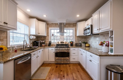 Buechel House | Modern Classic! *Close to Everthing!* Sleeps 10* Expo Center Super Close!