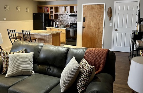 Bay City Apartment | Modern clean 1 BR apartment near River in Historic District restaurants/bars