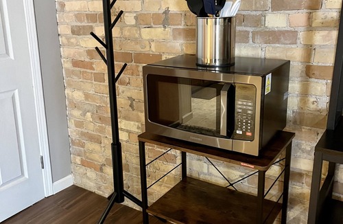 Bay City Apartment | Modern clean 1 BR apartment near River in Historic District restaurants/bars
