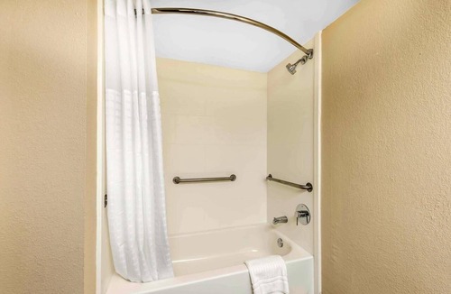 Southside Hotel | Modern Comfort Close to St. Johns River & Local Attractions! W/Outdoor Pool!