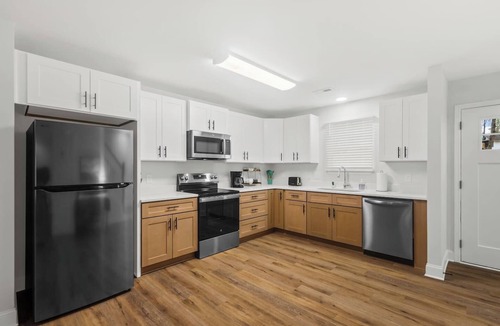 Taylors House | Modern & Comfy, Private Deck | 10 min to Paris Mtn + Greenville | Sleeps 6