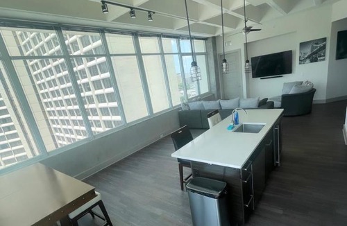 Cabbagetown Apartment | Modern Condo w/ Skyview