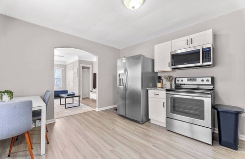 Wyandotte Apartment | Modern Downtown Getaway 1 Queen Bed 1 Bath 65` TV
