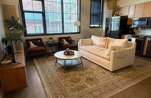Old City Apartment | Modern Downtown Loft - 1 mile to UT