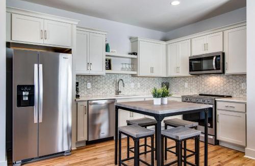 Greenwood House | Modern East Nashville Gem, Walk to Local Favorites, Cozy Den, Workspace & Smart TVs, Fully Equipped Kitchen, Garage & Fast WiFi, Near Mas Tacos, Rosepepper & Five Points, 10 Min to Broadway & Nissan Stadium, 24 Hr Hospitality