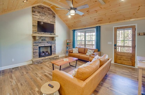 Ellijay House | Modern Ellijay Cabin Rental w/Outdoor Fireplace