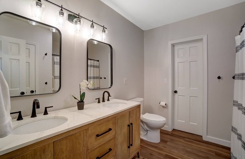 McArthur House | Modern Farmhouse: 30 Private Acres + King Bed + Hot Tub