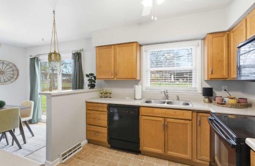 Columbia House | Modern Home - Sleeps 6 - Near Downtown & Mizzou