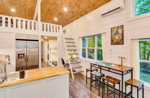 Menlo Cabin | Modern Home with Hot Tub, Grill, Fire-pit and Zip Line