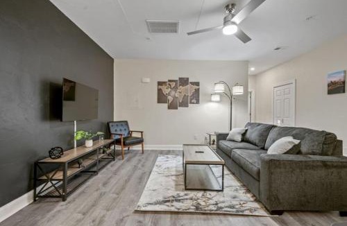 East Liberty Apartment | Modern King Bed Suite with Free Parking