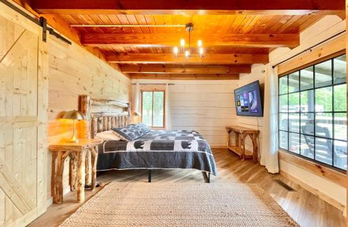 Sevierville House | Modern lake side nest HOTUB Fenced YARD king beds