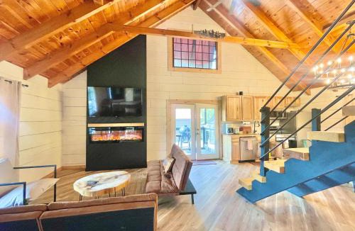 Sevierville House | Modern lake side nest HOTUB Fenced YARD king beds
