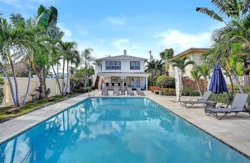 Mango Groves Apartment | Modern Lake Worth Suite 2 Queen & Pool Access