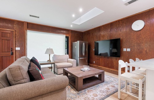 Gainesville House | Modern & Lakefront Haven in Gainesville ~Luxury Queen Bed Studio