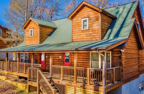 West Jefferson House | Modern Log Cabin TH Retreat | Peaceful | Mountain Views | Steps to Downtown WJ