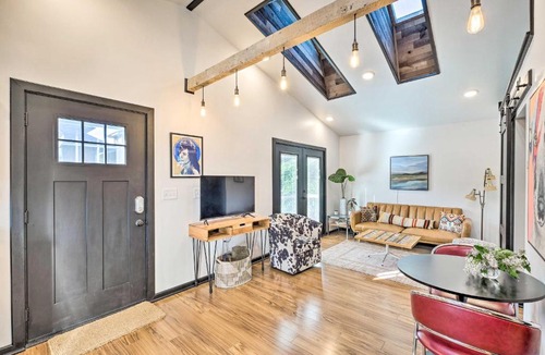Cherokee Triangle Apartment | Modern Louisville Apartment w/Furnished Deck