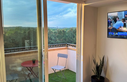 Douglasville Apartment | Modern, Lux Treetop Apt w/access to gym, pool and restaurants steps away!