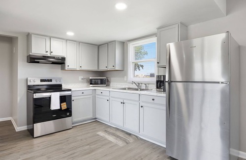 Plainfield House | Modern Luxe 3BR,2-Car Garage 5 Min to IND Airport