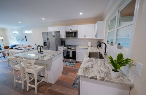 Helen Cabin | Modern Luxury Cabin w/Hot Tub & Fire Pit in Beautiful Helen. Walk to Town!