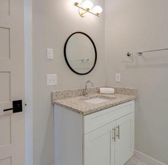 Melrose House | Modern Melrose-2 Bedroom Condo-5 mins to Broadway