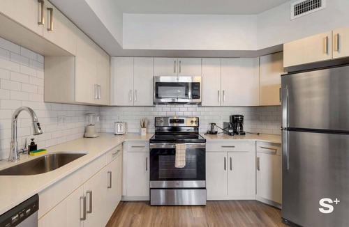 East Little Havana Condo | Modern Miami 1BR - Pool - Gym - Parking - Balcony