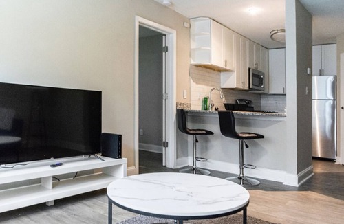 Piedmont Heights Apartment | Modern Midtown Condo - Self Check In - Free Parking - Free WiFi