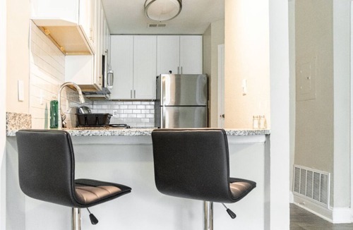 Piedmont Heights Apartment | Modern Midtown Condo - Self Check In - Free Parking - Free WiFi