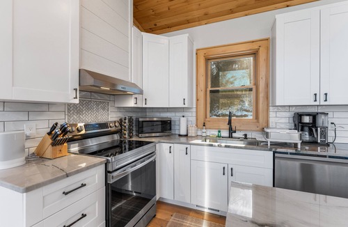 Fleetwood Cabin | Modern Mountain Lodge with a View