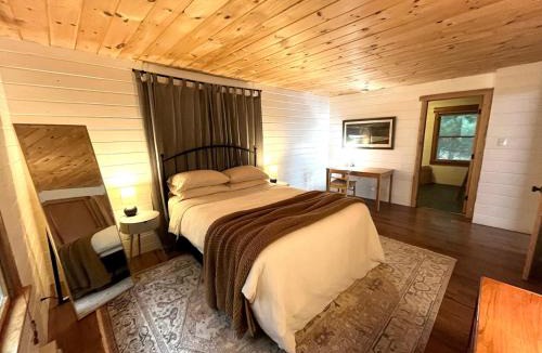 Great Cacapon House | Modern Mountaintop Cabin with a gorgeous view