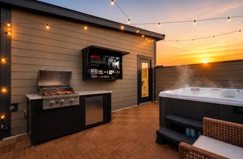 Hurwood Heights Apartment | Modern Multi-Level Retreat with Rooftop Hot Tub