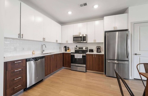 Downtown Louisville Apartment | Modern Nulu 2BR CozySuites 08