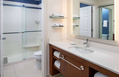 Arts/Warehouse District Hotel | Modern Pet-Friendly Unit in New Orleans, Outdoor Pool, Near Lafayette Square!